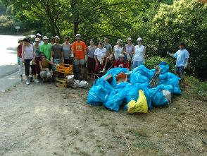 Coas bolsas do lixo cheas, despois de limpar o r&iacute;o / Imaxe: Adega