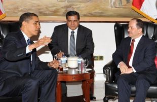 O presidente do Curdist&aacute;n iraqu&iacute;, Massoud Barzani, conversa con Barack Obama en Bagdad (Iraq)