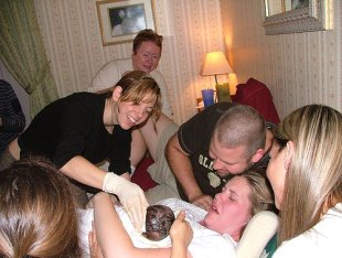 Un meni&ntilde;o recibido na casa. Flickr: Chris and Jenni