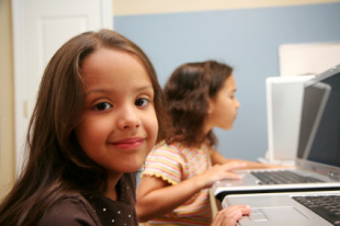 Moitas nenas sofren agresi&oacute;ns na escola. Flickr: connectedclass