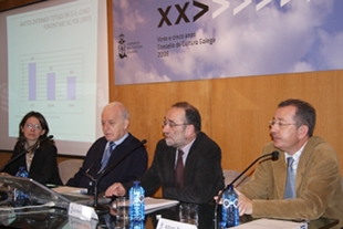 Un momento da presentaci&oacute;n do libro