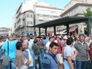 Concentraci&oacute;n dos obreiros da construci&oacute;n, o pasado xoves na Porta do Sol de Vigo / Foto: CIG
