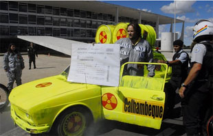 Bras&iacute;lia &ndash; A polic&iacute;a retira manifestantes que protestaban fronte ao P&aacute;lacio do Planalto contra o proxecto nuclear Angra 3 / Foto: Antonio Cruz/ABr