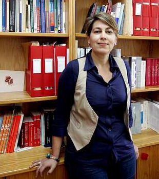 Alba Nogueira L&oacute;pez, Profesora Titular de Dereito Administrativo da Universidade de Santiago de Compostela tam&eacute;n asina este documento