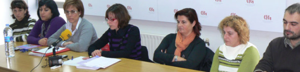 No centro da imaxe, e con traballadores de Caramelo, Dores Mart&iacute;nez / Imaxe: CIG