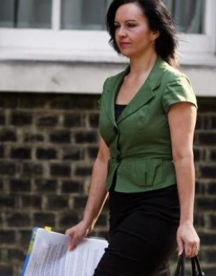 Caroline Flint, cami&ntilde;o da xuntanza ministerial, co documento na man