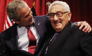 O ex secretario de Estado Henry Kissinger, na foto con Bush, deu o seu prace &aacute; designaci&oacute;n de Clinton