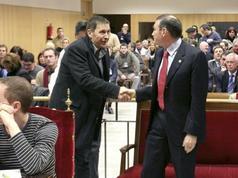 Otegi sa&uacute;da a Ibarretxe na sala, antes de comezar o xu&iacute;zo