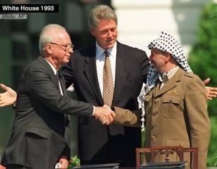 Cumio israel&iacute;-palestino na Casa Branca, en 1993 (Rabin, Clinton e Arafat)