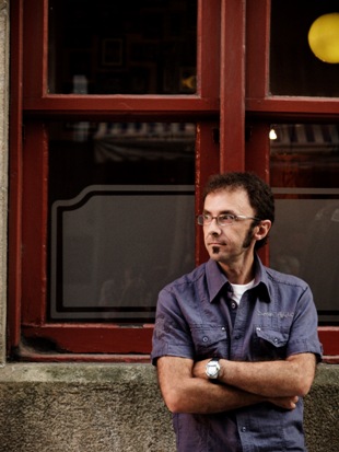 Xurxo Borraz&aacute;s, no barrio vigu&eacute;s das Travesas