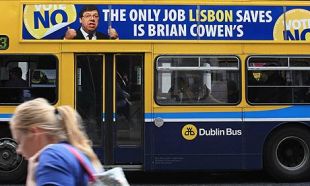 "O &uacute;nico traballo que salva (o Tratado de) Lisboa &eacute; o de Brian Cowen", di a propaganda a prol do 'Non'