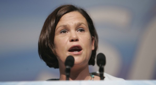 Mary Lou McDonald, do Sinn F&eacute;in, perdeu escano no Europarlamento