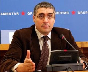 Carlos Aymerich, que repetir&aacute; como voceiro do BNG, participou na xuntanza con Varela e sinalou que este tipo de pactos hanse repetir noutros &oacute;rganos