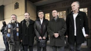 Os cinco acusados diante da Audiencia Nacional