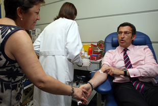 Pilar Farjas e N&uacute;&ntilde;ez Feijoo, no momento da doaz&oacute;n / Ana Varela