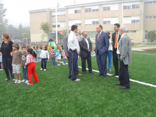 Permitiu acometer obras como o acondicionamento dun campo de futbol escolar (Na foto, concello de Moa&ntilde;a)