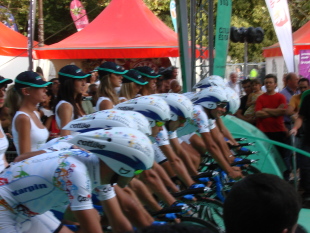 O equipo, no momento da sa&iacute;da na primeira etapa