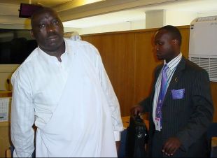 Simon Bikindi, &aacute; esquerda, durante o xu&iacute;zo