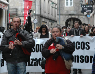 A manifestaci&oacute;n sa&iacute;u da Praza do Toural