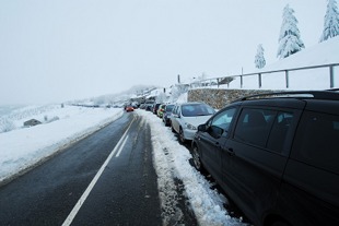 Mentres O Courel est&aacute; bloqueado, O Cebreiro est&aacute; ateigado de autom&oacute;biles / Xos&eacute; Ram&oacute;n Rodr&iacute;guez