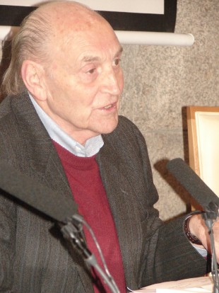 Marcos Ana est&aacute; presentando o seu libro de memorias 'Decidme como es un &aacute;rbol'