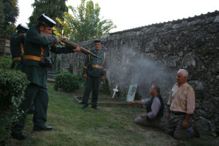 O filme inclue reconstruci&oacute;ns de paseos e fusilamentos