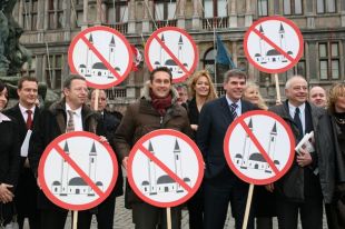 Heinz-Christian Strache, con bufanda vermella, aspira ao posto de chanceler. Na foto, xunto con outros l&iacute;deres europeos da ultradereita