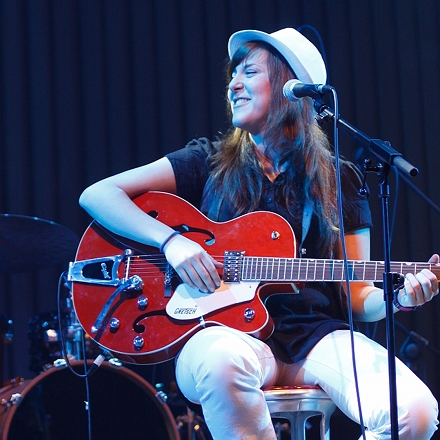 Tola atr&aacute;s de ti