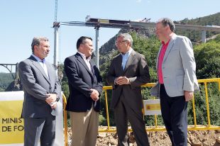 Un momento da visita de Blanco &aacute;s obras do TAV