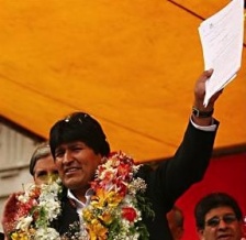 Evo Morales, co texto da lei na man, este m&eacute;rcores