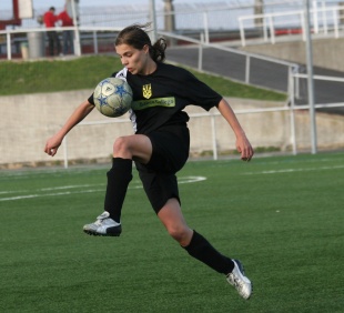 Miriam controlando un bal&oacute;n nun partido co Orz&aacute;n