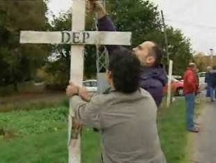 Ao remate do via crucis, os manifestantes cravaron as cruces no entorno da factor&iacute;a