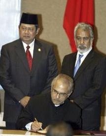 O presidente de Timor Leste asina baixo a mirada do de Indonesia e do primeiro ministro timor&eacute;s, Xanana Gusm&atilde;o