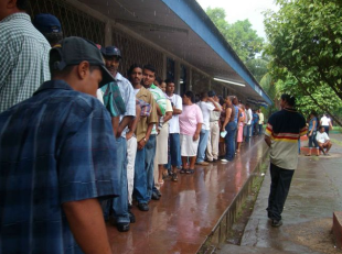 Colas &aacute; porta do colexio electoral / Imaxe: LaPrensa.ni