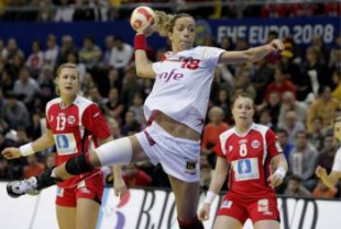 Fern&aacute;ndez prep&aacute;rase para lanzar &aacute; porter&iacute;a