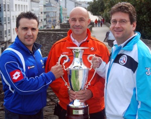 Os adestradores de &Aacute;zkar, Burela e Lobelle, co cobizado trofeo