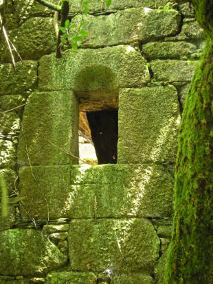 Os ecoloxistas consideran que a mina tam&eacute;n supor&aacute; a perda de valores culturais e antropol&oacute;xicos, como os que representan mu&iacute;&ntilde;os, rueiros ou soutos