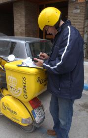 En Galiza, un carteiro pode chegar a atender at&eacute; tres mil persoas