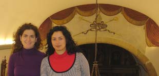 Men&eacute;ndez e G&oacute;mez posan diante do mural restaurado da igrexa de Ar&iacute;ns