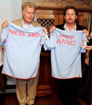 Martin Sheen e seu fillo Emilio Est&eacute;vez apunt&aacute;ronse ao Celt&oacute;metro esta semana