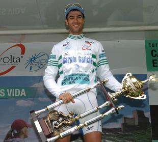 Veloso co trofeo que o acredita como ga&ntilde;ador da clasificaci&oacute;n xeral