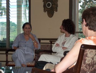 Visita de &Aacute;nxela Bugallo ao Instituto Superior de Artes