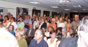 Numerosas persoas asistiron &aacute; homenaxe