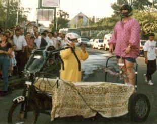 Unha cami&ntilde;a con colcha de flores nunha das edici&oacute;ns da carreira