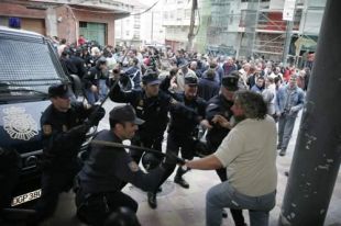 Carga policial nunha manifestaci&oacute;n contraria &aacute; planta de Reganosa na R&iacute;a de Ferrol