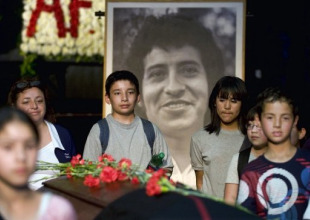 No seu velorio, est&aacute; a recibir o tributo de chilenos de todas as idades