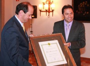 O presiedente da Deputaci&oacute;n de Pontevedra, Rafael Louz&aacute;n, na entrega do premio Entreculturas ao alcalde de Ponteareas, Salvador Gonz&aacute;lez Solla