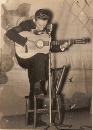 Casalderrey tocando a guitarra e a harm&oacute;nica