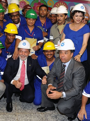 Rousseff (arriba &aacute; dereita) ga&ntilde;ou cobertura medi&aacute;tica ao car&oacute;n de Lula (abaixo &aacute; esquerda) nas &uacute;ltimas semanas