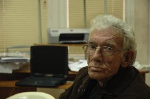 Moreda, co computador na biblioteca do psiqui&aacute;trico onde resid&iacute;a, recibiu a visita de Vieiros hai ano e medio